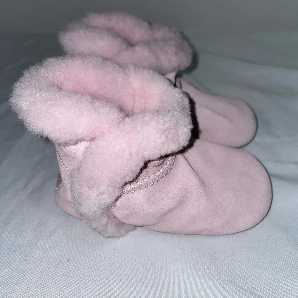 UGG Jesse Bow II Pink Suede Baby Boots Sheepskin Lined Infant Size 4/5 1103552I‎